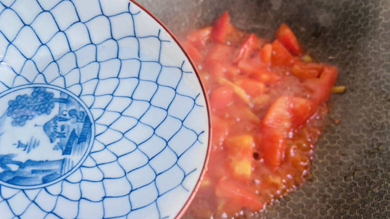 番茄炒鱼片,加入一小碗热水大火烧开