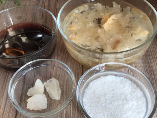 银耳双米粥,备好食材，并用清水将银耳、黑米和梗米浸泡半小时以上