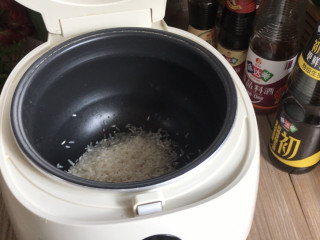 五花肉焖饭,大米洗净沥水，放入电饭煲内