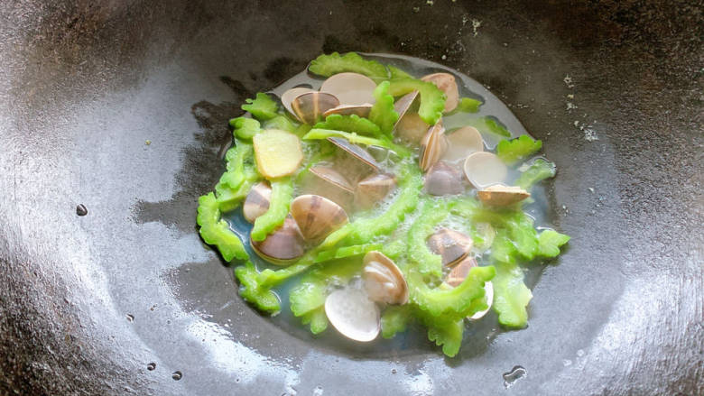 沙白苦瓜汤,待沙白成熟立刻出锅，防止沙白肉变的过 硬
