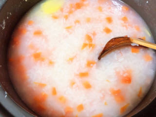蟹肉粥,米粥八分熟，放入胡萝卜丁。