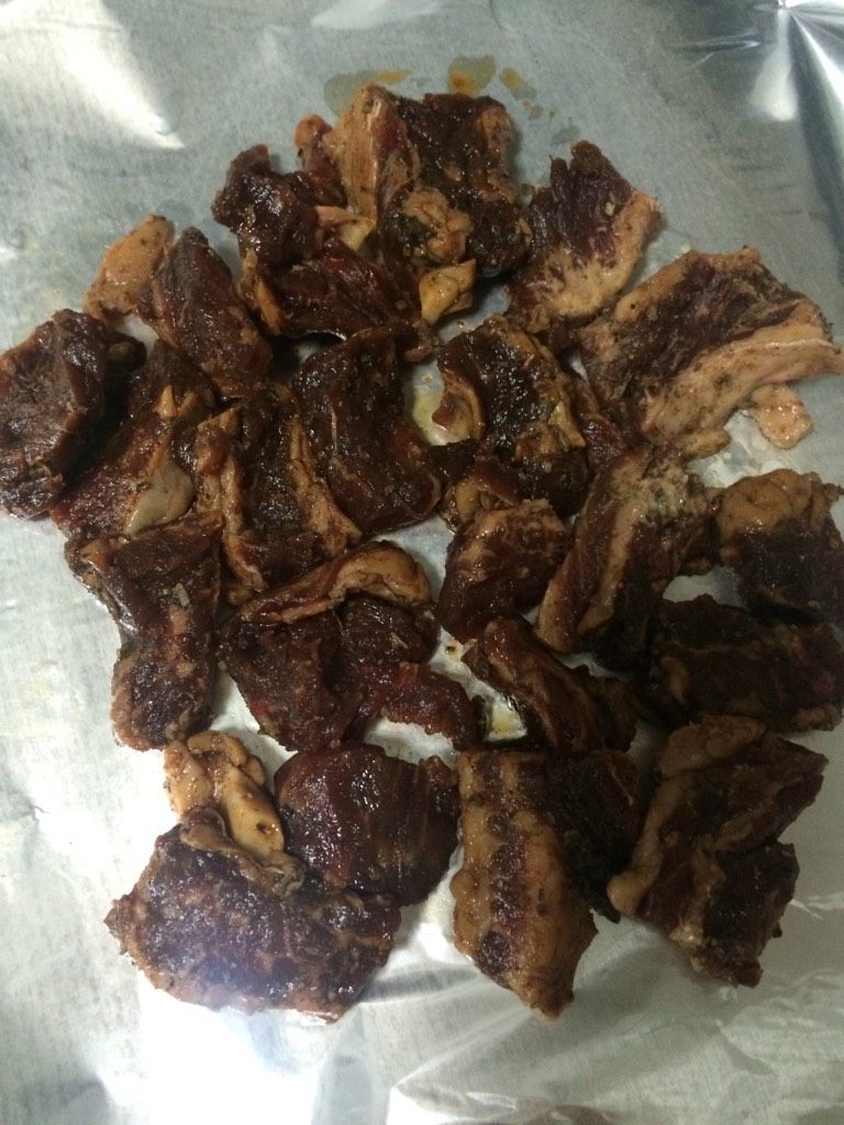 秘制烤牛肉,如图将腌制好的牛肉平铺在锡纸上；