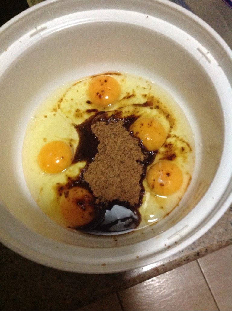 核桃红糖枣泥蛋糕,取一干净无油的盆，打入5个鸡蛋，加入全部的50至60克红糖，红糖容易结块，先用手把红糖捏散，不然打发蛋白时会结块沉底