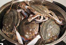 清蒸海蟹,将螃蟹清洗刷干净，放入蒸屉盖上锅盖