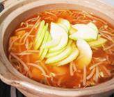 大酱汤,锅中放入西葫芦、虾仁，使蔬菜完全浸泡在汤中，煮5分钟左右