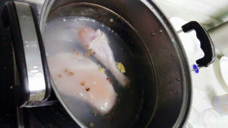 鸡丝菠菜,锅里加入适量水，放入鸡肉姜和花椒，倒入一勺料酒，将鸡肉煮熟透。