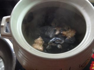 乌鸡山药汤,把鸡块装进锅加适量的水、料酒，拍两个姜一起炖1小时左右