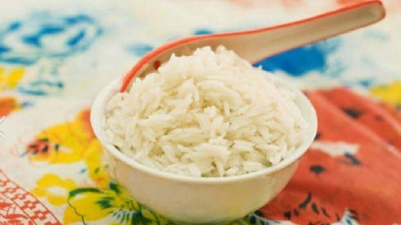 让米饭好吃的秘诀,做米饭时，在大米中加少量食盐、少许猪油，会使饭又软又松；
