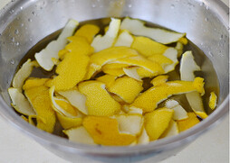 自制清热去火的蜂蜜柚子茶,仔细搓洗，重复两三次，再用清水冲洗干净。