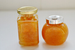 自制清热去火的蜂蜜柚子茶,装入干净的容器里，放入冰箱里，喝的时候用温水冲泡。