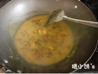 海鲜咖喱饭搭配玉米甜奶油,加入咖喱膏搅拌均匀