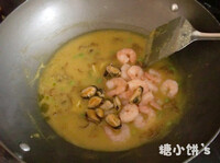 海鲜咖喱饭搭配玉米甜奶油,咖喱酱熬至浓稠后放入准备好的虾仁和青口