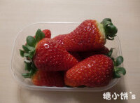 草莓大福,新鲜草莓洗净沥水。摘去叶子部分