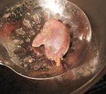 白凤汤,把鸽子肉放入锅中，水开后撇去泡沫；同时砂锅中放入适量冷水烧开。