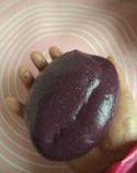 紫薯山药糕,蒸好的紫薯面团取出稍凉，然后用手掌击打更有粘性