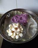 紫薯山药糕,铁棍山药去皮切小块，把紫薯面团，和山药放入蒸锅