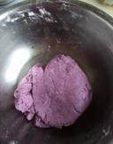 紫薯山药糕,糯米粉，澄粉，20克白糖，紫薯粉放入大碗中加入开水和成面团