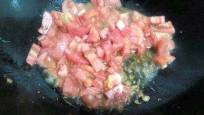 茄汁排骨,锅里还有油就把番茄放进去炒成汁。