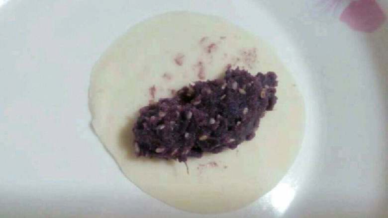 自制【炸紫暑卷】,现在就用饺子皮弄一点紫薯泥包起来。
