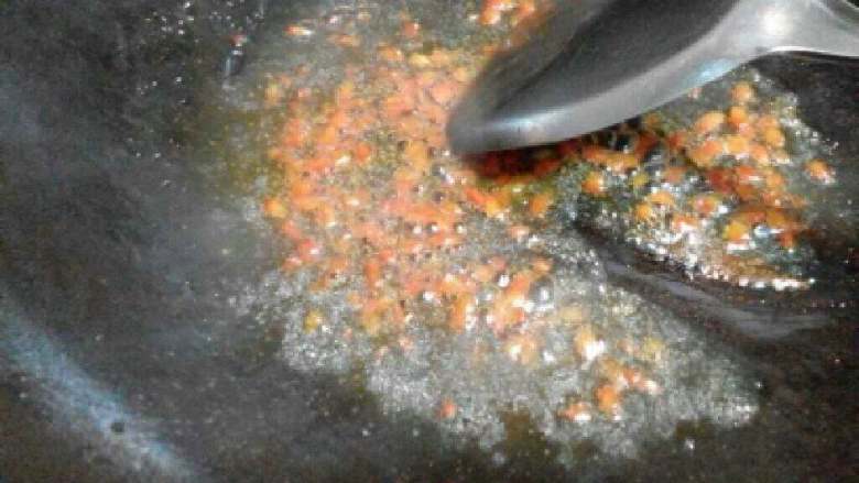 自制【香菇酿肉】,在加入适量淀粉，在把辣椒放进去搅拌成勾欠。