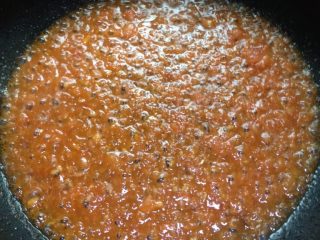 茄汁豆腐,锅中留底油，倒入番茄泥翻炒，如果太干的话可以加些水，加入糖、盐炒匀