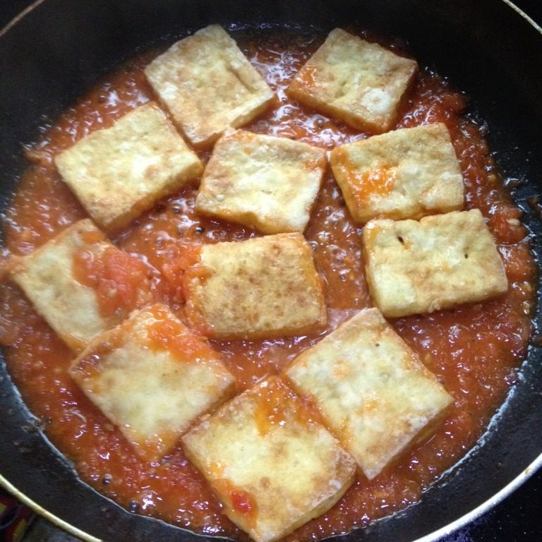 茄汁豆腐,把煎好的豆腐片放入锅中翻炒