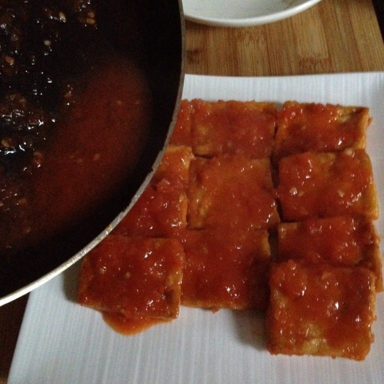 茄汁豆腐,把锅里剩下的番茄汁淋到豆腐上面即可