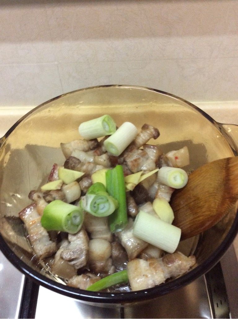 笋干菜烧肉,加入葱姜略炒。