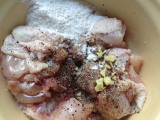 深夜食堂之日式炸鸡,将姜末蒜末黑胡椒海盐淀粉料酒放入碗中，拌匀