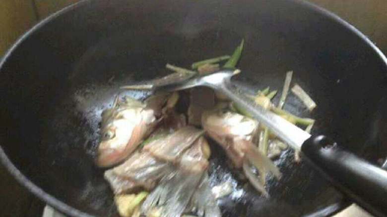 香煎嫩豆腐刁子鱼,鱼头没有炸，放进锅里翻炒一下。