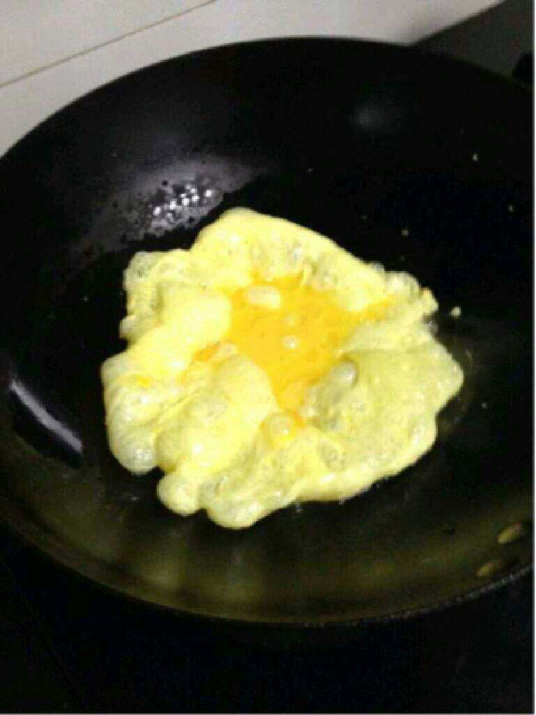 西红柿炒蛋,锅里放油热后倒进鸡蛋。