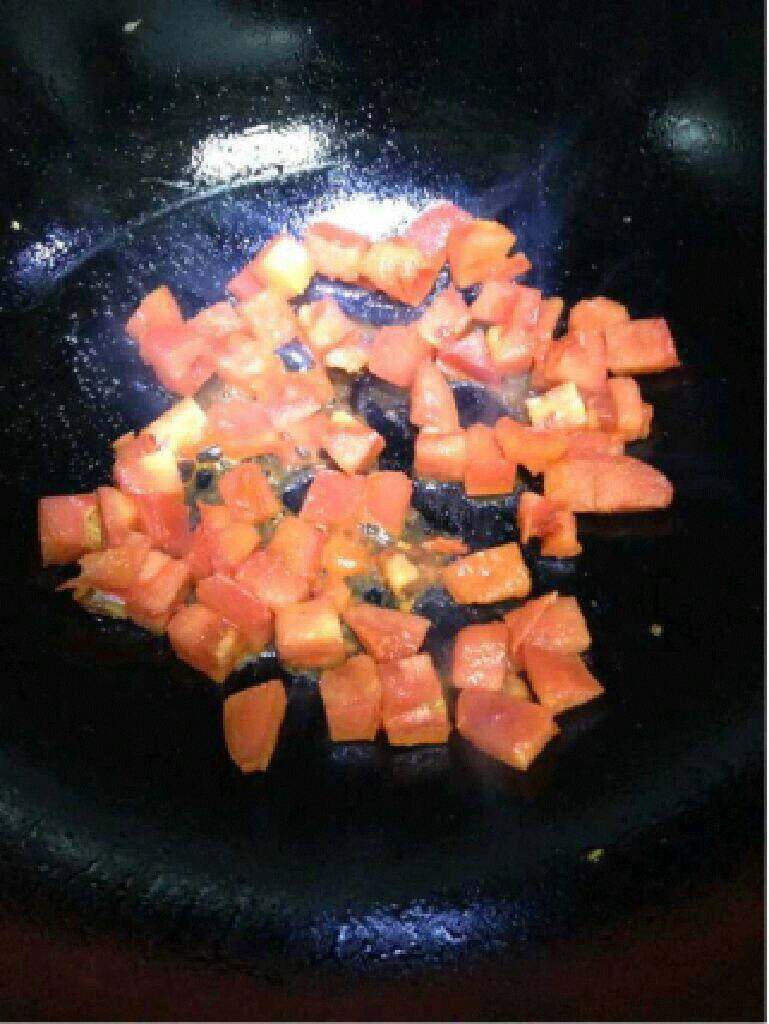 西红柿炒蛋,锅里还有油把番茄倒进去。