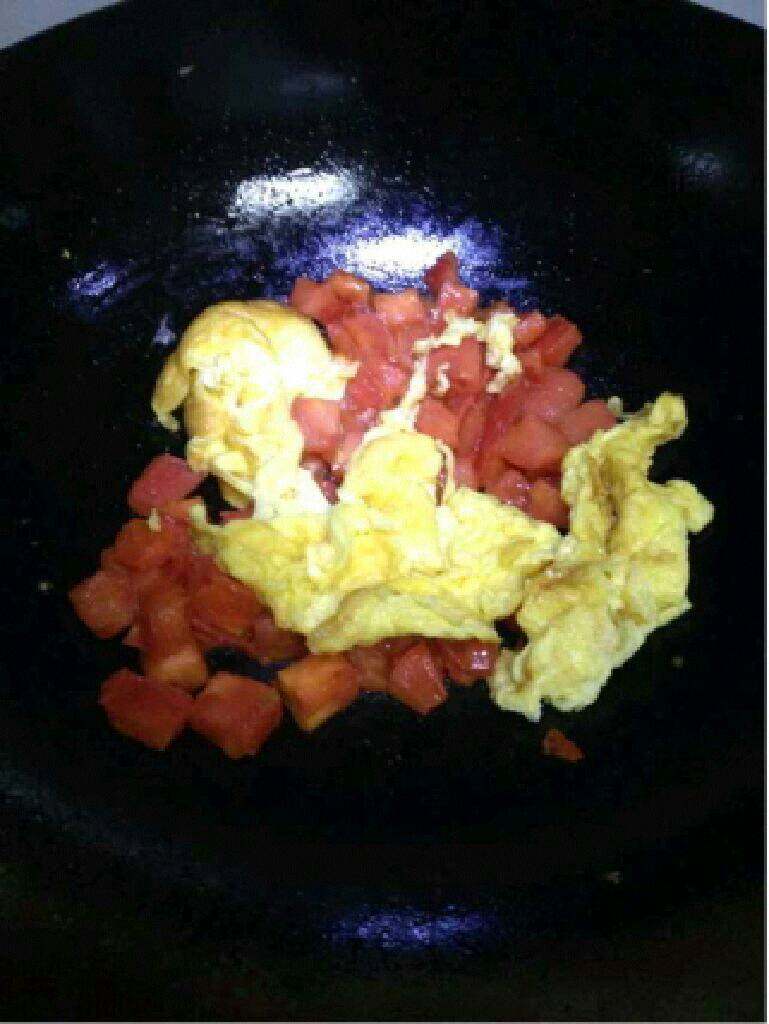 西红柿炒蛋,炒熟后倒入鸡蛋。