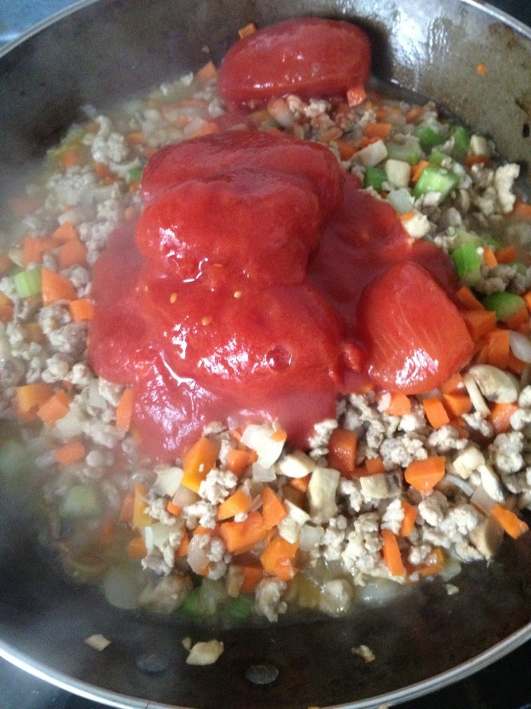 正宗意式肉酱，可配意大利面,下番茄罐头，番茄膏和150ml的高汤，用锅铲把番茄铲碎