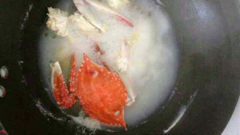螃蟹面线糊,再加一碗水煮汤成奶白色，