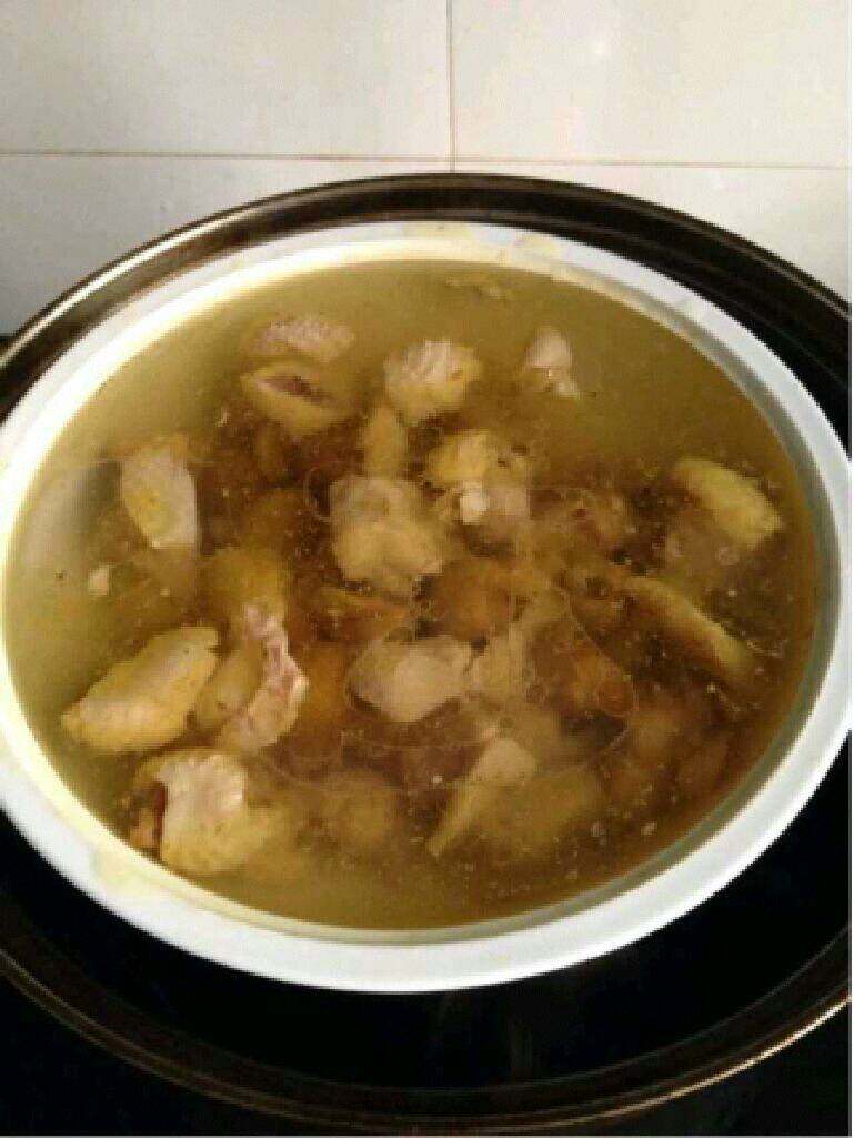 桂圆板栗煲老母鸡汤,1个小时后打开盖子。