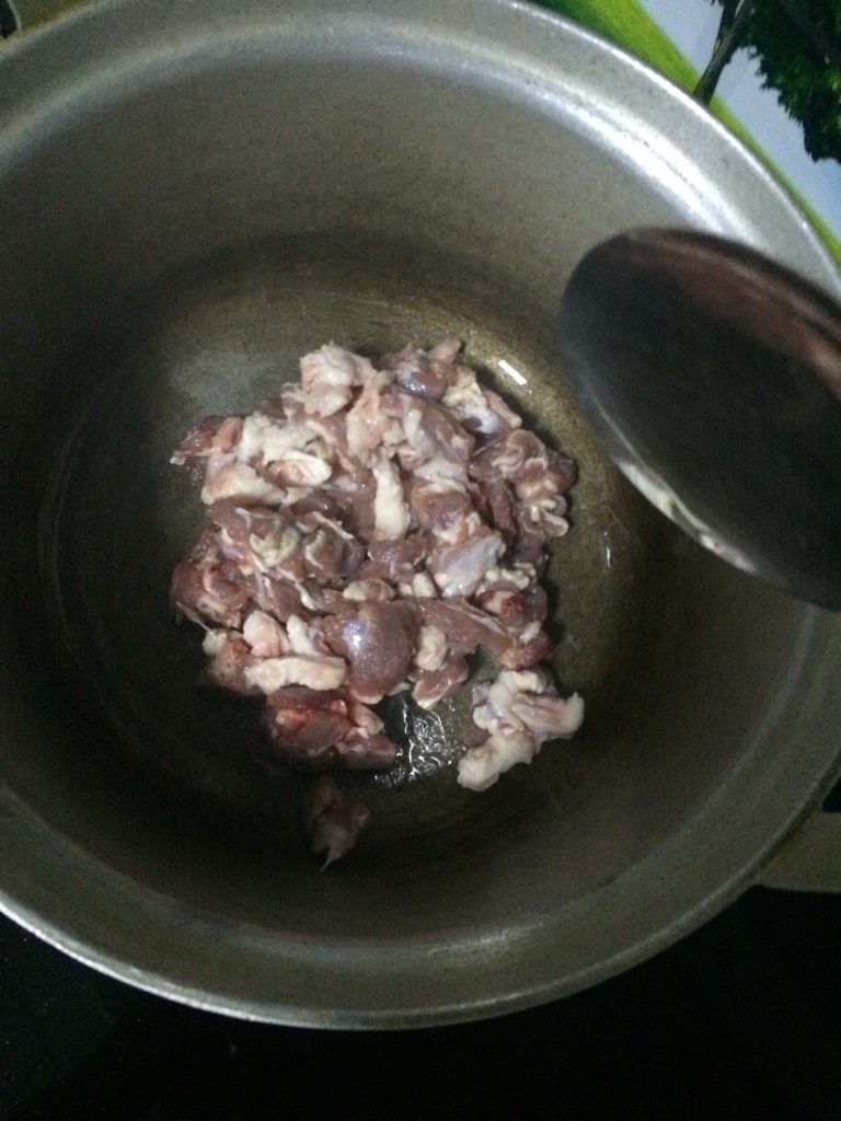 羊肉手抓饭,如图用铝锅烧热，倒入少许食用油煸炒羊肉丁