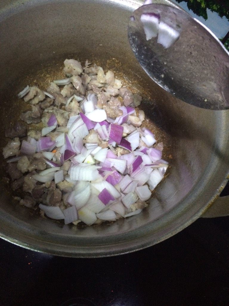 羊肉手抓饭,如图将羊肥肉里面的油炒出来后加入皮芽子丁丁，等皮芽子快出水后倒入黄萝卜胡萝卜片