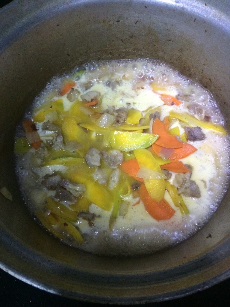 羊肉手抓饭,如图倒入泡大米的水煮开，中火焖五分钟