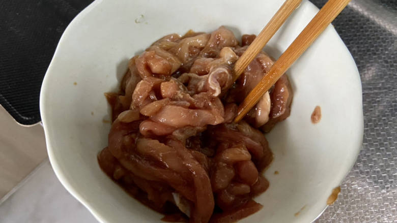 豆芽炒肉丝➕酸辣绿豆芽炒肉丝,最后加入半茶匙食用油抓拌均匀腌制10分钟