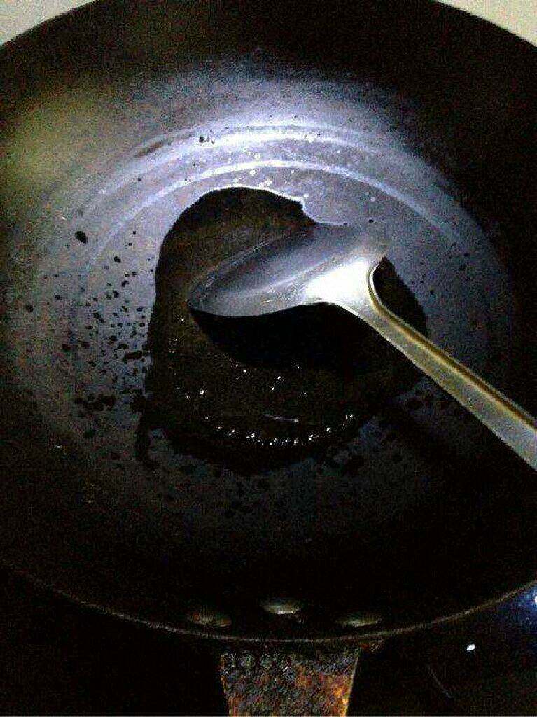 香菇肉末蒸水蛋,锅里放油。