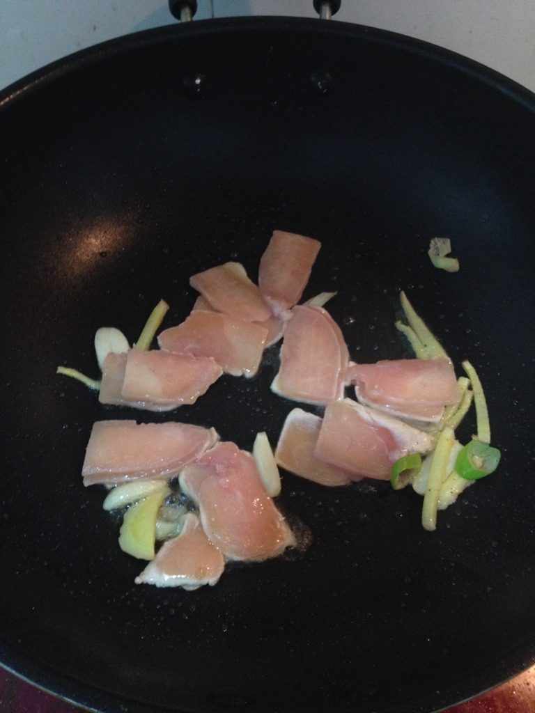 油菜炒鸡肉,如图，葱姜蒜入锅，出香味后放入鸡肉