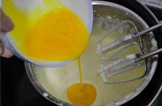 蔓越莓奶酪蛋糕,加入融化的黄油拌匀,加入蛋黄液拌匀