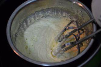 大理石纹芝士蛋糕,用电动打蛋器搅打至顺滑无颗粒状态