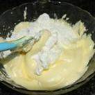 手指饼干,重复第五步的过程，将剩下的蛋白、面粉也倒入碗里，搅拌均匀