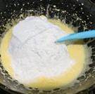 手指饼干,再加入1/2过筛后的面粉，用刮刀将面粉、蛋白、蛋黄翻拌均匀