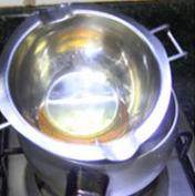 提拉米苏 ,吉利丁片用冷水泡软滤干水分，隔水加热至融化成吉利丁液