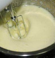 提拉米苏 ,将糖水倒入第1步打发好的蛋黄中，一边倒入一边搅打至蛋黄糊的温度和手心温度接近