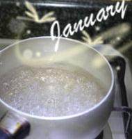 提拉米苏 ,水和细砂糖一起倒入锅里加热煮成糖水，直到沸腾
