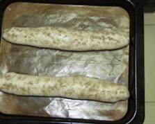 法式培根麦穗包 ,放入烤盘中，进行最后发酵，成2倍大，面包表面刷上清水，并均匀撒上黑胡椒粉
